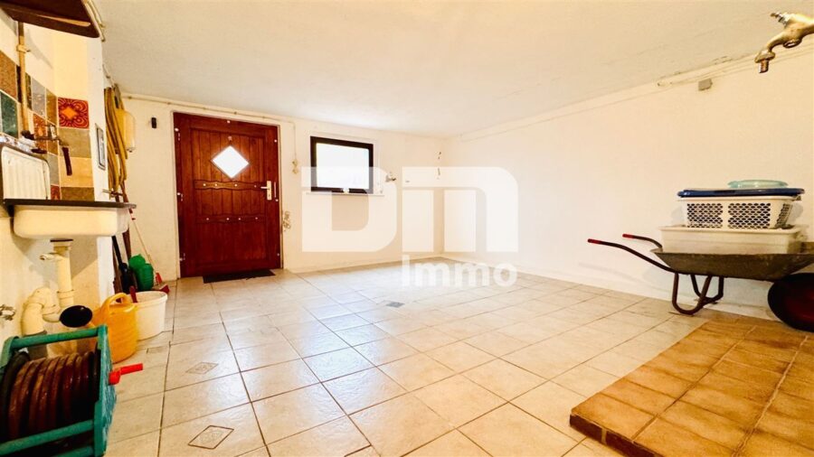 Ein- bis Zweifamilienhaus mit viel Potenzial in idyllischer Lagemit Terrasse und Garage - KG großer Hobbykeller / Waschküche